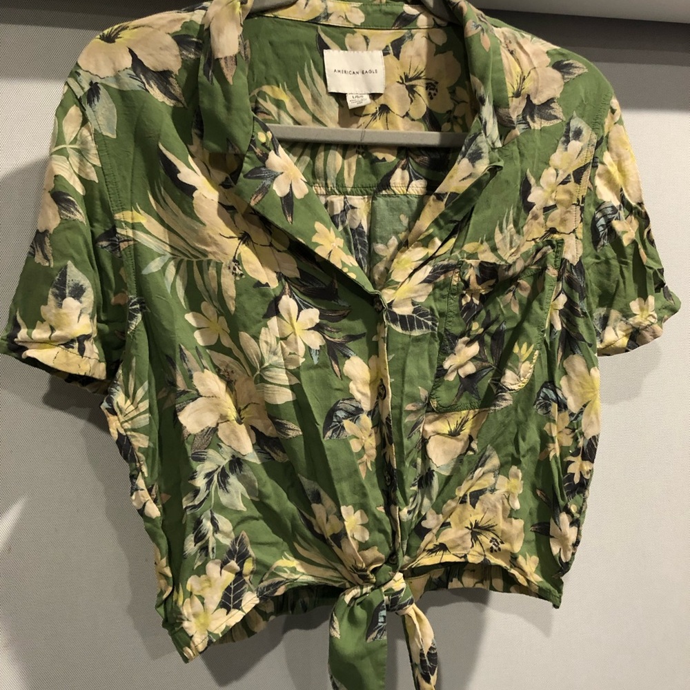 American Eagle tropical cropped button down